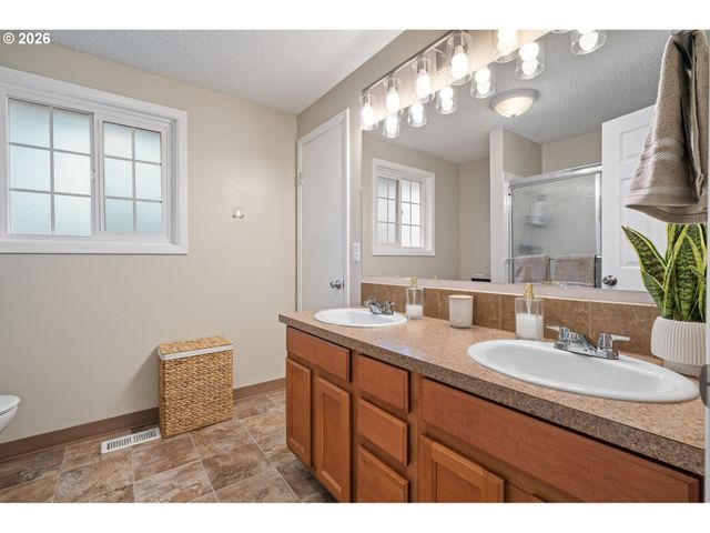 17670 Se EMERALD Dr, Milwaukie, OR 97267