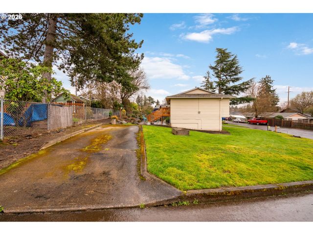 17670 Se EMERALD Dr, Milwaukie, OR 97267