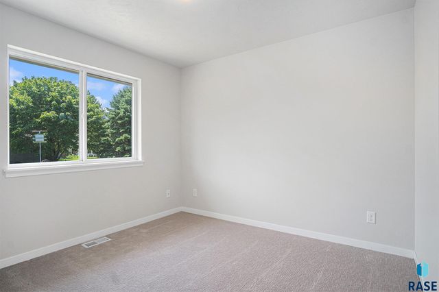 1127 Cyber Ct Court, Madison, SD 57042