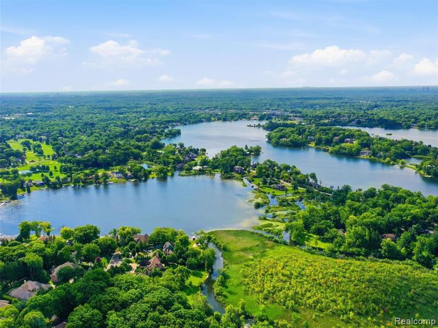 1920 Heron Ridge Drive, Bloomfield Hills, MI 48302