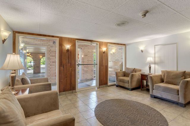 512 Redondo Drive 110, Downers Grove, IL 60516