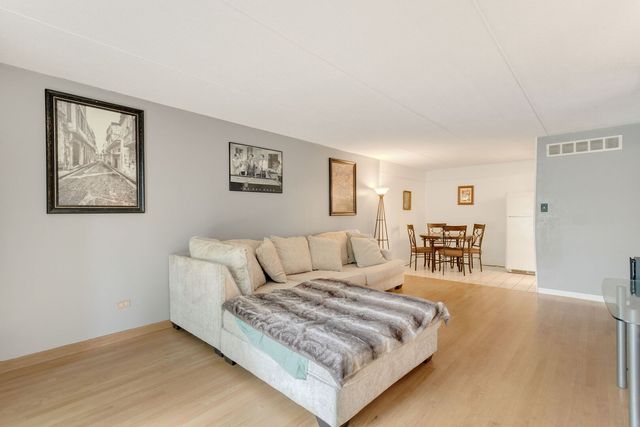 512 Redondo Drive 110, Downers Grove, IL 60516