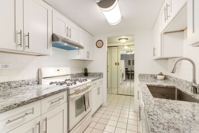512 Redondo Drive 110, Downers Grove, IL 60516