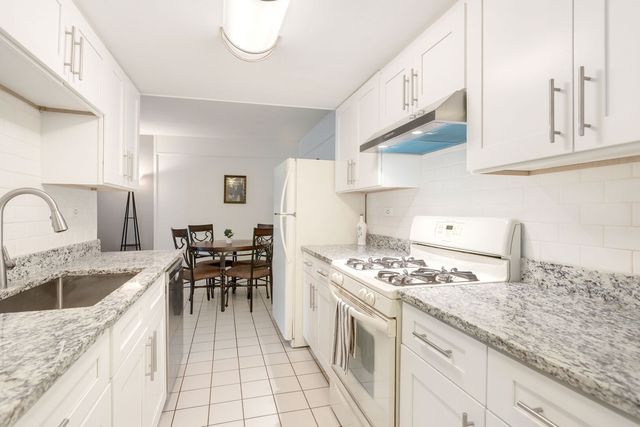 512 Redondo Drive 110, Downers Grove, IL 60516