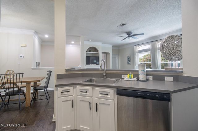 2252 Beach Drive, 203, Gulfport, MS 39507