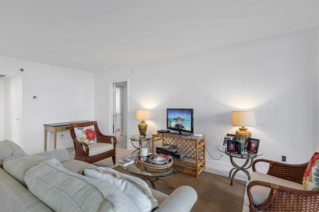859 Jeffery Street 212, Boca Raton, FL 33487