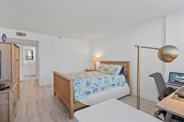 859 Jeffery Street 212, Boca Raton, FL 33487