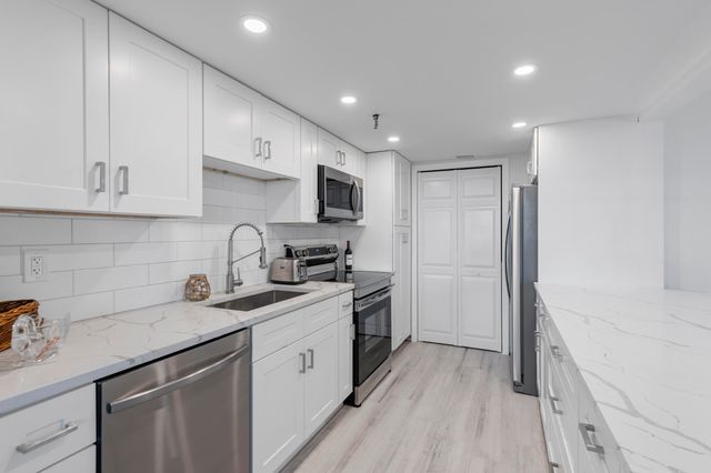 859 Jeffery Street 212, Boca Raton, FL 33487