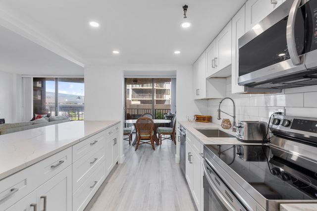 859 Jeffery Street 212, Boca Raton, FL 33487