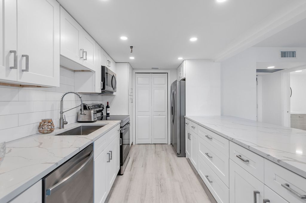 859 Jeffery Street 212, Boca Raton, FL 33487
