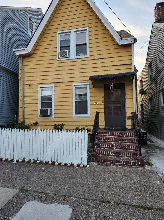 255 Liberty St, Paterson City, NJ 07522