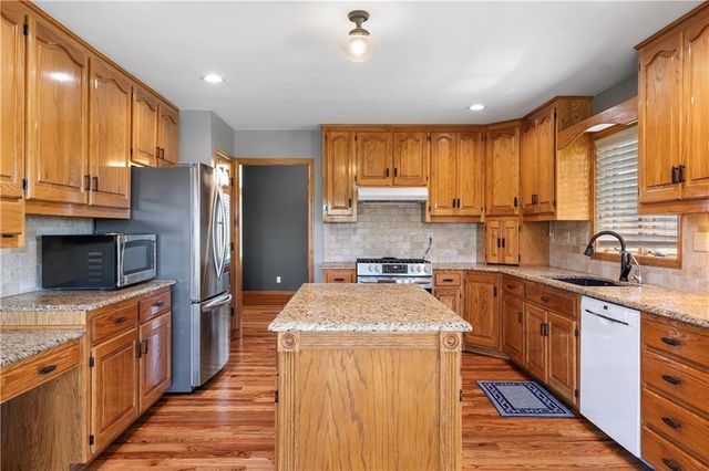 1720 Paddock Drive, Kearney, MO 64060
