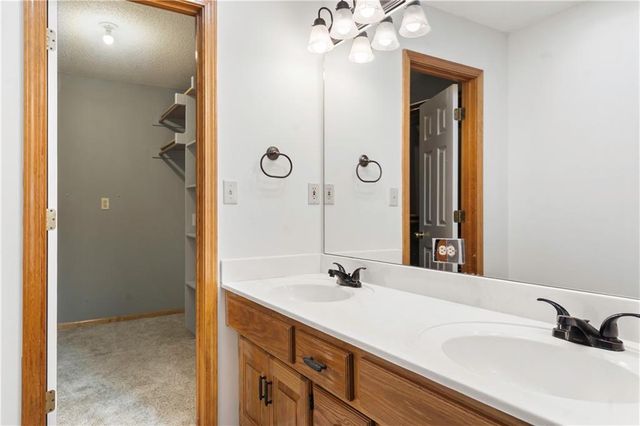 1720 Paddock Drive, Kearney, MO 64060