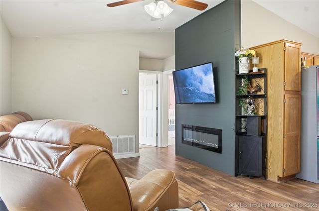 474677 E 611, Watts, OK 74964