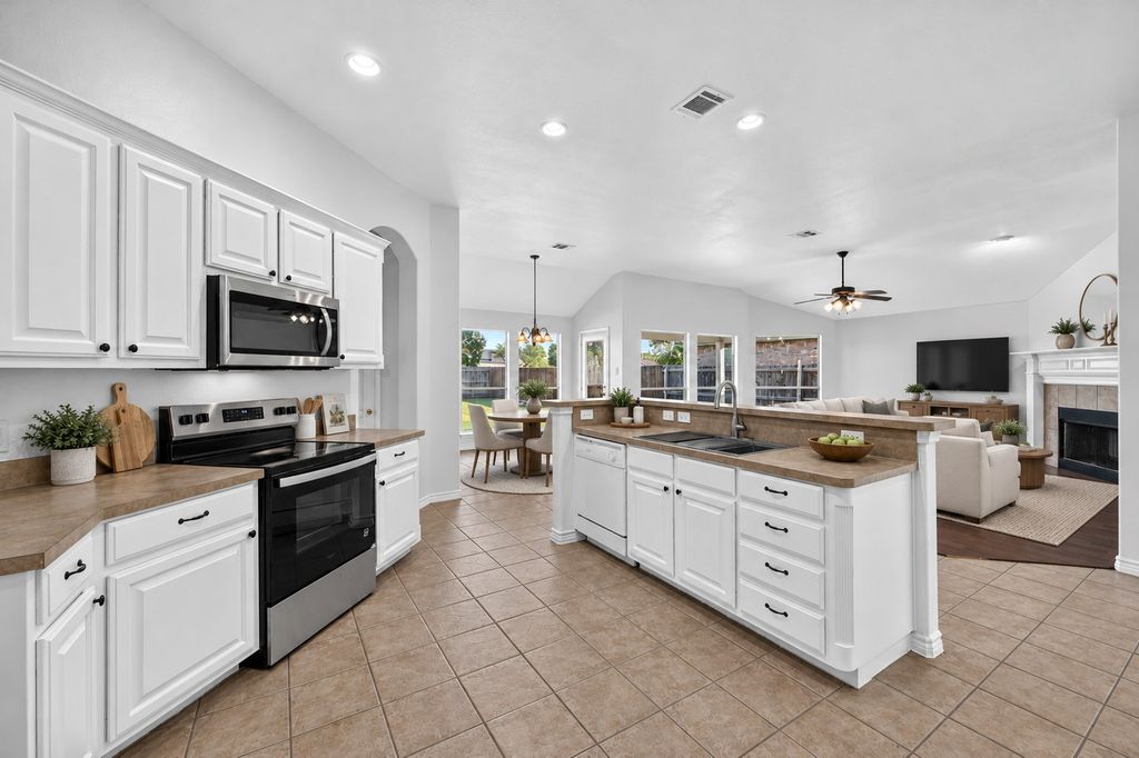 1311 Crest Glen Drive, Arlington, TX 76002 — exterior