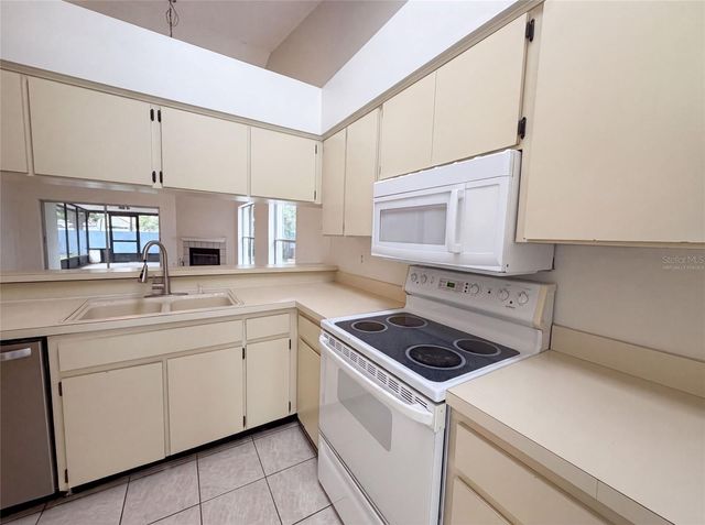 8613 COTTONWAY LANE, Tampa, FL 33635