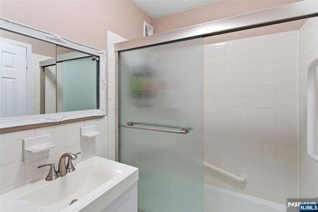 125 Prospect Avenue 8D, Hackensack, NJ 07601