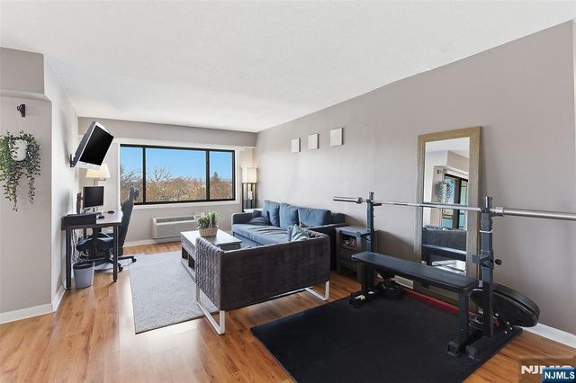 125 Prospect Avenue 8D, Hackensack, NJ 07601