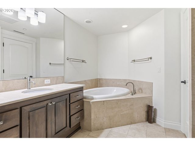 5841 Se COLUMBIA Way 102, Vancouver, WA 98661