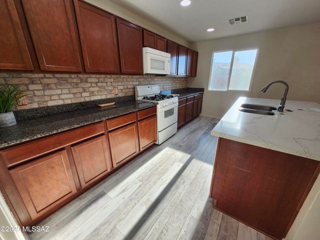 620 S Charles L Mckay Place, Vail, AZ 85641