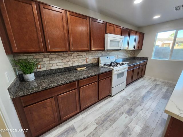 620 S Charles L Mckay Place, Vail, AZ 85641