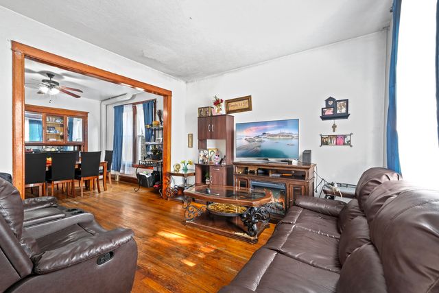 6821 S Campbell Avenue, Chicago, IL 60629