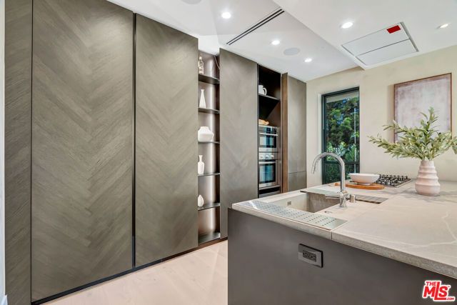 5935 Yarmouth Avenue, Encino (los Angeles), CA 91316