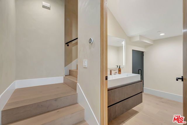 5935 Yarmouth Avenue, Encino (los Angeles), CA 91316