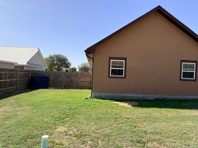 149 W Short Meadow Dr, Lytle, TX 78052