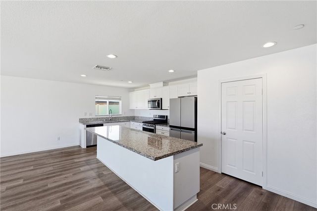 570 Farmstead, Hemet, CA 92543