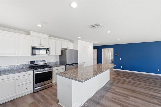 570 Farmstead, Hemet, CA 92543