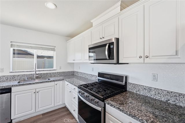 570 Farmstead, Hemet, CA 92543