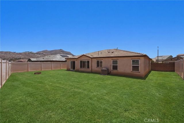 570 Farmstead, Hemet, CA 92543