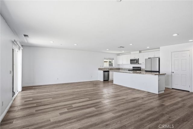 570 Farmstead, Hemet, CA 92543