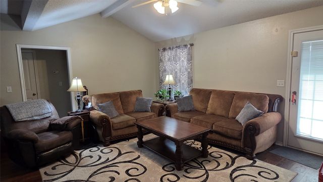 904 Roseanne Drive, Commerce, TX 75428