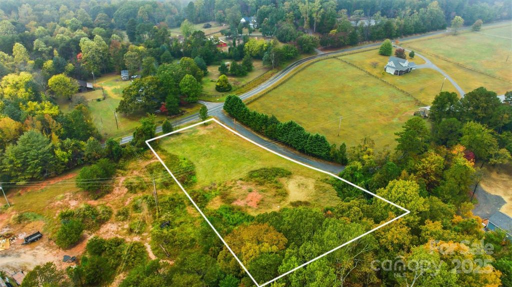 000 Golf Course Road, Columbus, NC 28722