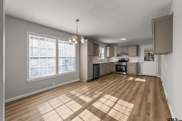 402 Gay Ave, Palestine, TX 75801