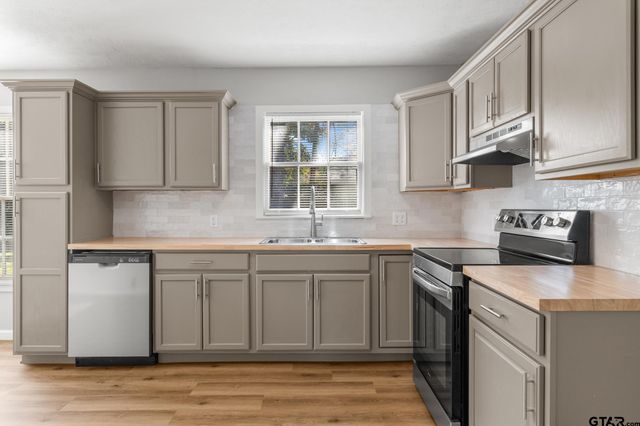 402 Gay Ave, Palestine, TX 75801