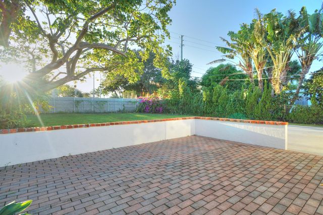 807 Easterly Road, North Palm Beach, FL 33408