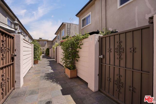 6525 Woodman Avenue 2, Valley Glen, CA 91401