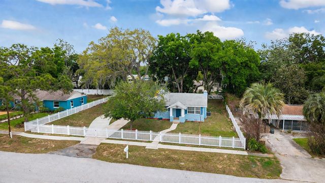 111 E CHARLOTTE AVENUE, Eustis, FL 32726