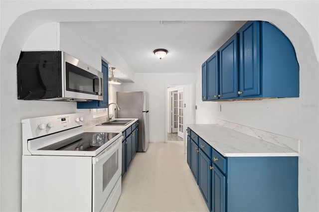 111 E CHARLOTTE AVENUE, Eustis, FL 32726
