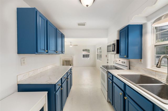 111 E CHARLOTTE AVENUE, Eustis, FL 32726