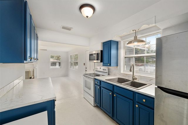 111 E CHARLOTTE AVENUE, Eustis, FL 32726