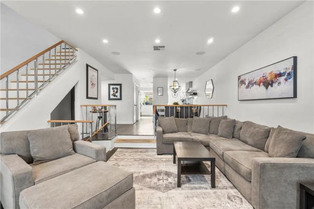 10229 Variel 12, Chatsworth, CA 91311