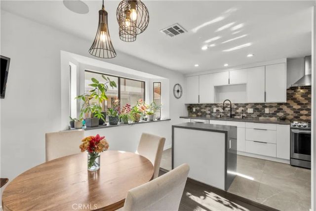 10229 Variel 12, Chatsworth, CA 91311