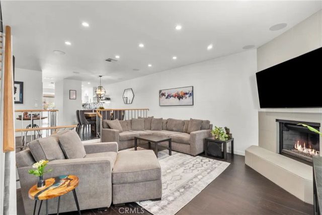 10229 Variel 12, Chatsworth, CA 91311