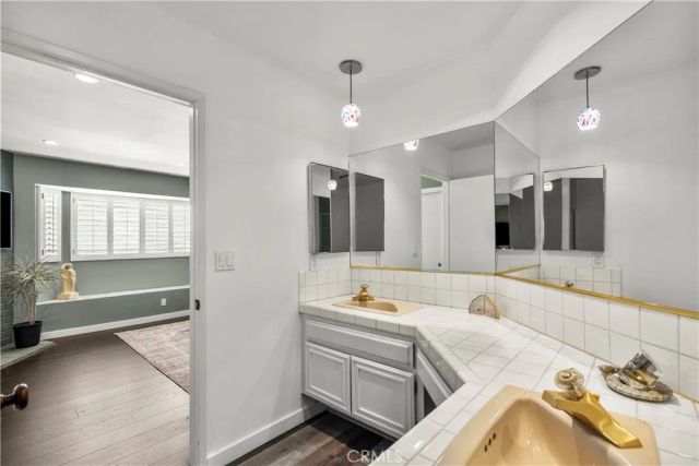 10229 Variel 12, Chatsworth, CA 91311