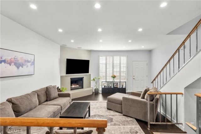 10229 Variel 12, Chatsworth, CA 91311