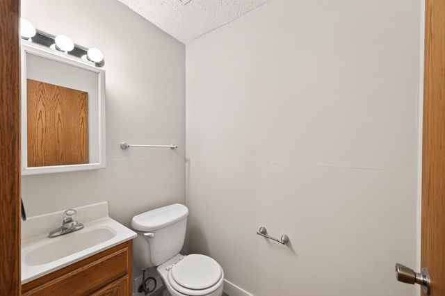 6262 7th Street N, Oakdale, MN 55128